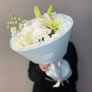 Букет с лилией для мамы из роз и экзотических цветов