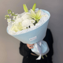 Букет с лилией для мамы из роз и маттиолы