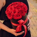 Шляпная коробка с цветами «Красные розы в черной коробке, 15 шт»