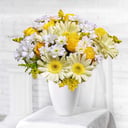 Счастливая улыбка из роз и хризантем