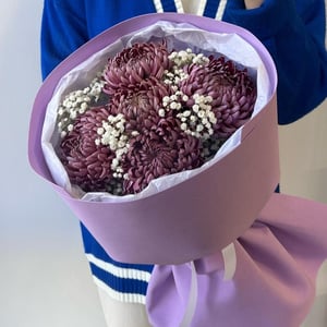 Букет с одноголосыми хризантемами из гипсофил