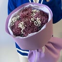 Букет с одноголосыми хризантемами из гипсофил