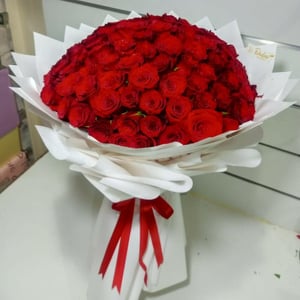 Букет из 101 красной розы в белой упаковке