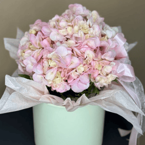 Шляпная коробка с цветами «Гортензия в коробочке»