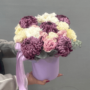 Композиция в шляпной коробке из эустом