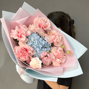 Авторский букет Комплимент королеве из роз и гвоздик