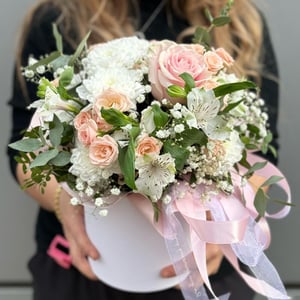 ассорти в шляпной коробке из альстромерий и хризантем