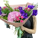 Яркий букет из хризантем и эустом