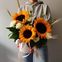 Шляпная коробка с цветами «Подсолнухи и эустома»