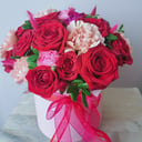 Композиция «Биение сердца» из роз и гвоздик