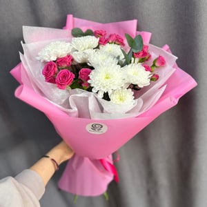 Букет «Зимняя вишня» из роз и хризантем