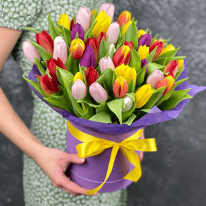 51 тюльпан в шляпной коробке