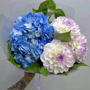 Букет «Сиреневые георгины с гортензией blue»