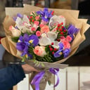 Букет «Яркость и нежность» из роз и ирисов