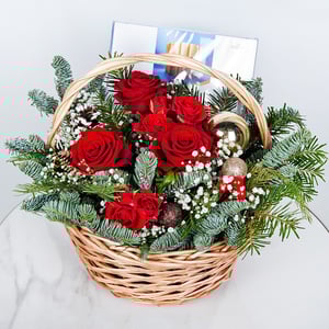 Корзина с цветами «Рождественский подарок» из роз и гипсофил