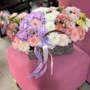 Корзина из разных цветов из роз и хризантем