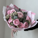 Букет «Ранункулюсы розовые с шамилциумом»