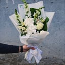 Букет «Белый танец» из альстромерий и тюльпанов