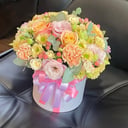 Шляпная коробка с цветами «Санторини» из эустом и хризантем