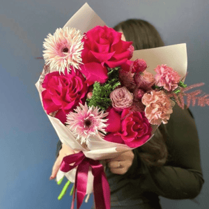 Малиновый букет из роз и герберы