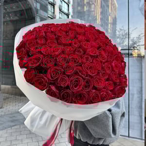 Букет из красной розы с оформлением