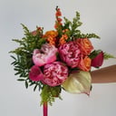 Букет «Необычные цветы» из калл и пионов