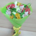 Букет из разноцветных альстромерий