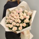 Букет «35 кремовых роз в оформлении»