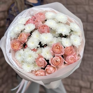 Сборный букет из роз и хризантем