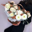 Корзина с цветами «Осеннее лукошко» из гвоздик и роз