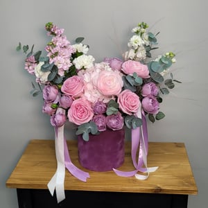 Шляпная коробка с цветами «Словно шёлк» из роз и экзотических цветов