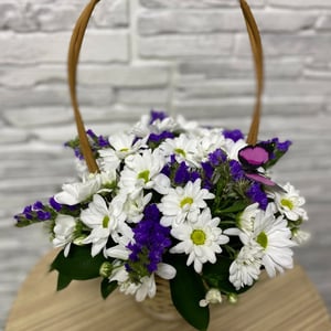 Корзина с цветами «Бабочка» из хризантем
