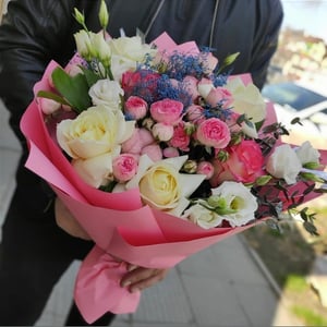 Букет «Пудра» из роз и эустом