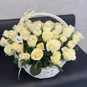 51 роза в корзине