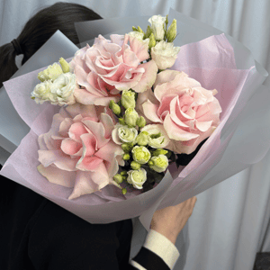 Букет с ажурными розами и белой эустомой