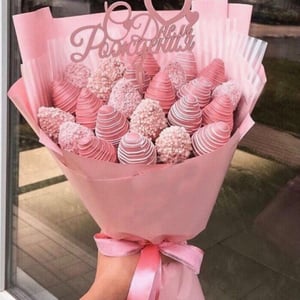 Клубничный букет "Розовая дымка"