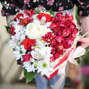 Коробка с цветами «Сладкое сердце» из роз и хризантем