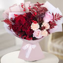 Букет «В твоих объятиях» из гвоздик и роз