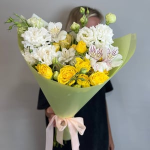 Солнечный букет из роз и эустом