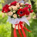 Шляпная коробка с цветами «Ослепительная леди» из роз и альстромерий