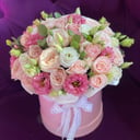 Шляпная коробка с цветами «Нежность звезд» из эустом и роз