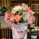 Шляпная коробка с цветами «Розовое облачко» из гвоздик и хризантем