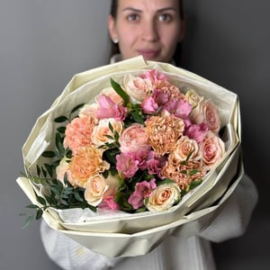 Кругленький букет с Кенийской розой экзо из альстромерий