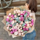 Букет «21 кустовая пиновидная роза с эвкалиптом»