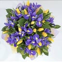 Букет с ирисами и тюльпанами