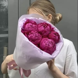 Букет из малиновых пионов 5 шт