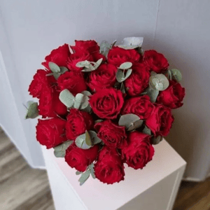 Шляпная коробка с цветами «Чистая Роскошь»