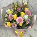 Букет «Жемчужина красоты» из роз и эустом