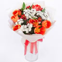 Букет «Искра счастья» из тюльпанов и хризантем