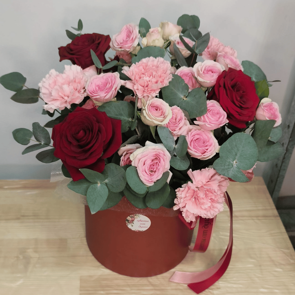 Шляпная коробка с розами и диантусами